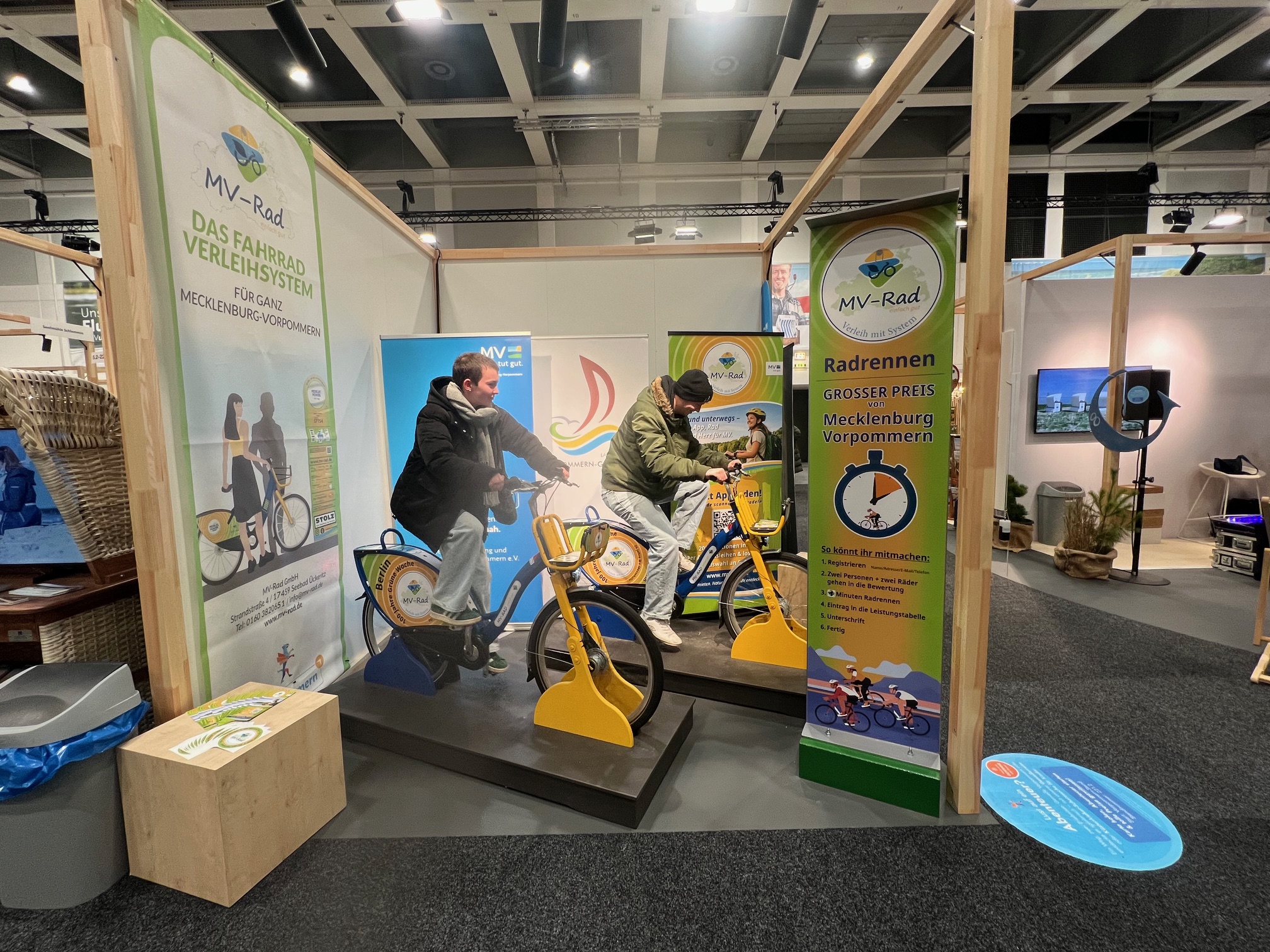 Grüne Woche 2026 27 GW26 Roadrunner Stand mit Besuchern 01m