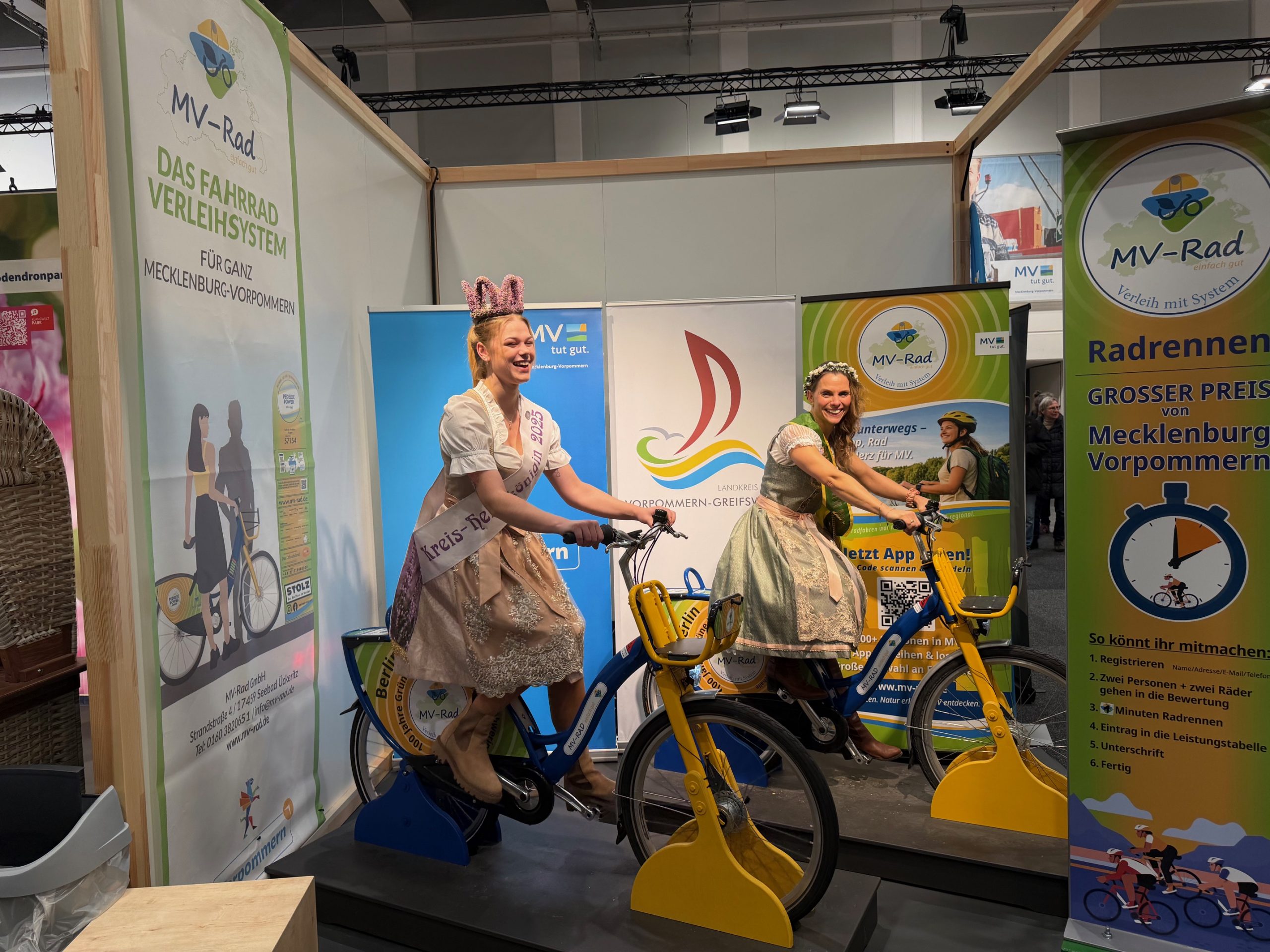 Grüne Woche 2026 25 GW26 Roadrunner Stand mit den Koeniginnen der GW 01d scaled